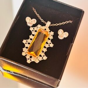 Elegant Gold and Silver Necklace with Amber Pendant
